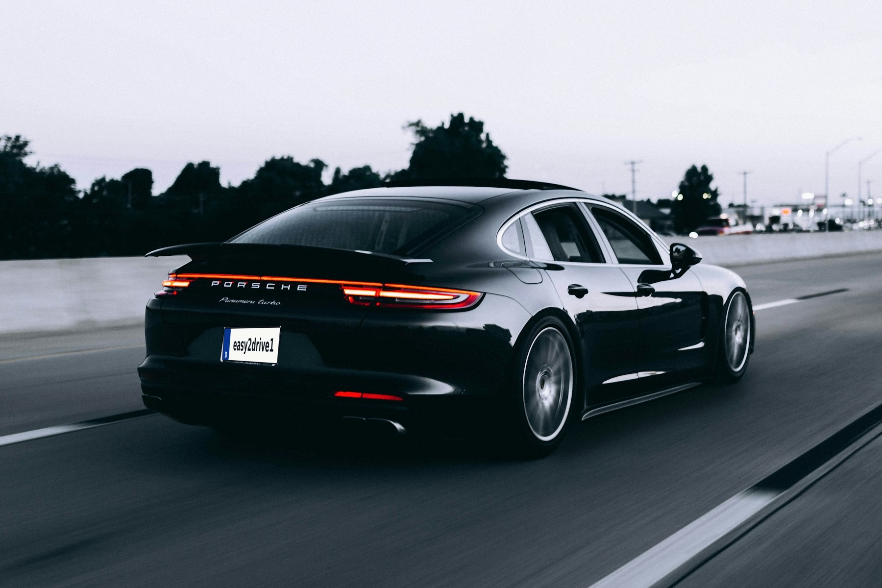 Porsche Panamera in Fahrt mit easy2drive1 Kennzeichen