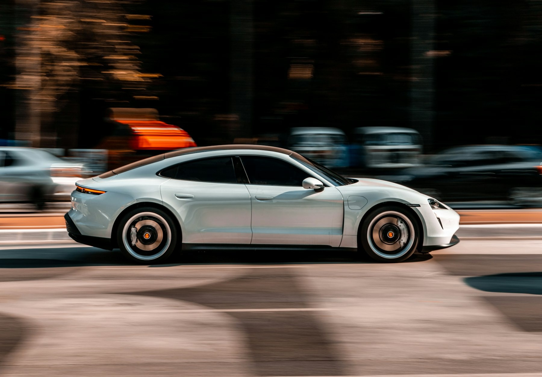 Porsche bei einer dynamischen Stadtfahrt
